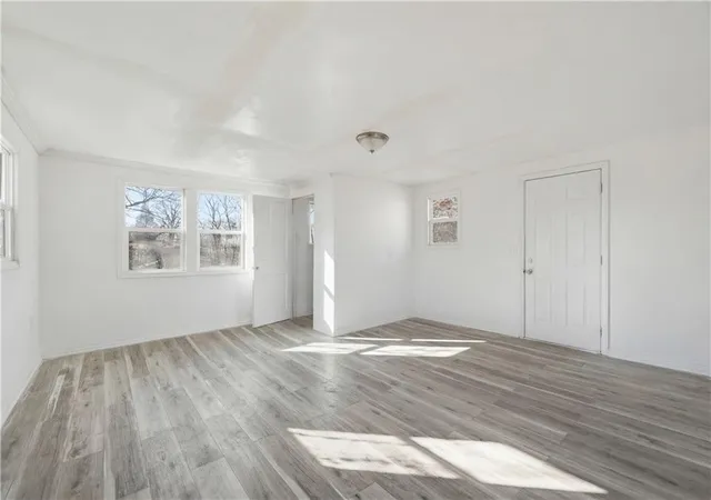 Photo 3 of Single family home for sale at 817 W White Oak St, Independence, MO 64050 | MLS# 2636176 | Listing updated on 2026-08-11