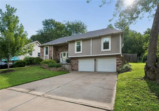 2nd image of 7833 N Michigan Ave, Kansas City, MO 64118 | MLS# 2636177