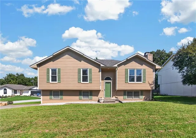 Photo 1 of Sale Pending at 800 Ne Bristol Dr, Lees Summit, MO 64086 | MLS# 2636182 | Listing updated on 2026-09-04