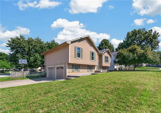 Photo 3 of Sale Pending at 800 Ne Bristol Dr, Lees Summit, MO 64086 | MLS# 2636182 | Listing updated on 2026-09-04