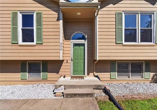 Photo 3 of Sale Pending at 800 NE Bristol Dr, Lees Summit, MO 64086 | MLS# 2636182 | Listing updated on 2026-09-04