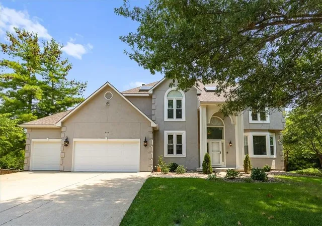 Photo 1 of Single family home for sale at 605 Edgewood Dr, Lee's Summit, MO 64081 | MLS# 2636197 | Listing updated on 2026-09-08