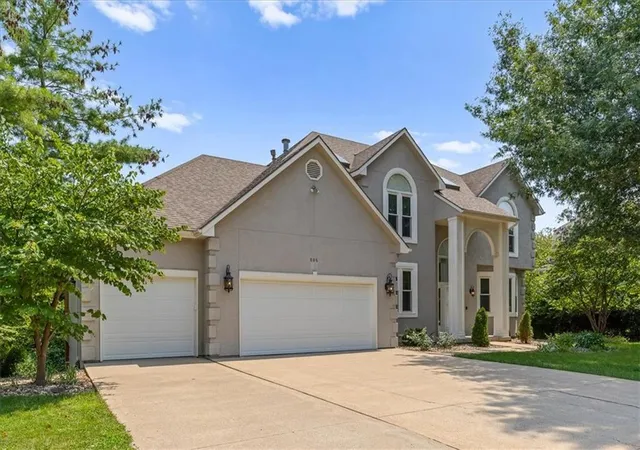 Photo 2 of Single family home for sale at 605 Edgewood Dr, Lee's Summit, MO 64081 | MLS# 2636197 | Listing updated on 2026-09-08