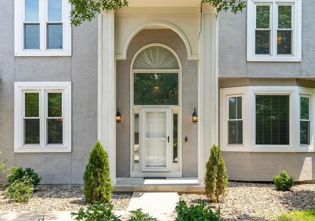Photo 3 of Single family home for sale at 605 Edgewood Dr, Lee's Summit, MO 64081 | MLS# 2636197 | Listing updated on 2026-09-08