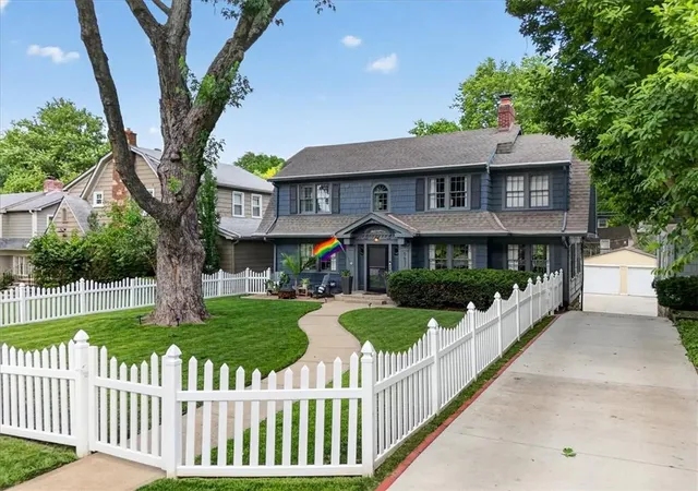 Photo 2 of Sale Pending at 5637 Oak St, Kansas City, MO 64113 | MLS# 2636201 | Listing updated on 2026-08-24