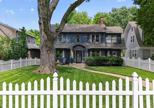 Photo 3 of Sale Pending at 5637 Oak St, Kansas City, MO 64113 | MLS# 2636201 | Listing updated on 2026-08-24