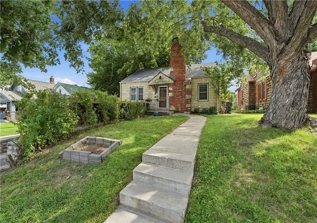 1st image of 4201 Roanoke Rd, Kansas City, MO 64111 | MLS# 2636205