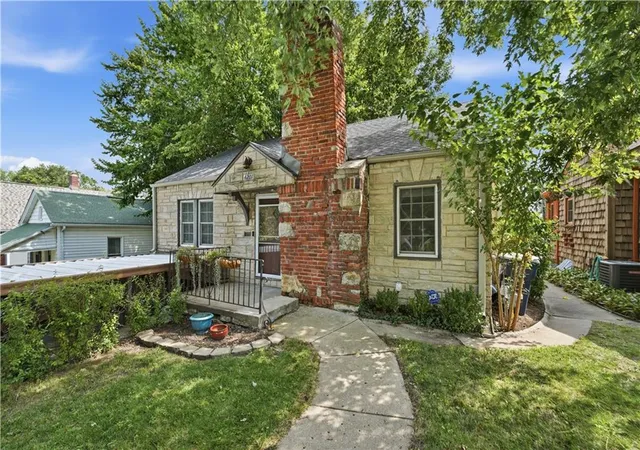 Photo 2 of Sale Pending at 4201 Roanoke Rd, Kansas City, MO 64111 | MLS# 2636205 | Listing updated on 2026-10-14