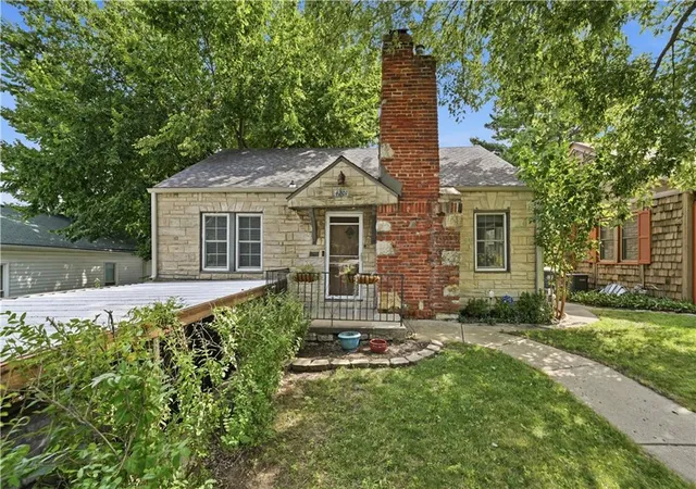 Photo 3 of Sale Pending at 4201 Roanoke Rd, Kansas City, MO 64111 | MLS# 2636205 | Listing updated on 2026-10-14