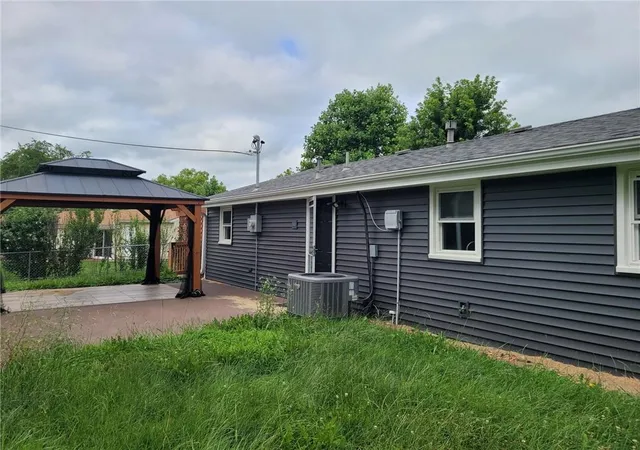 11th image of 8105 N Summit St, Kansas City, MO 64118 | MLS# 2636217