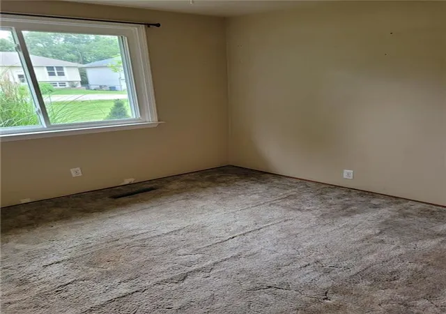 3rd image of 8105 N Summit St, Kansas City, MO 64118 | MLS# 2636217