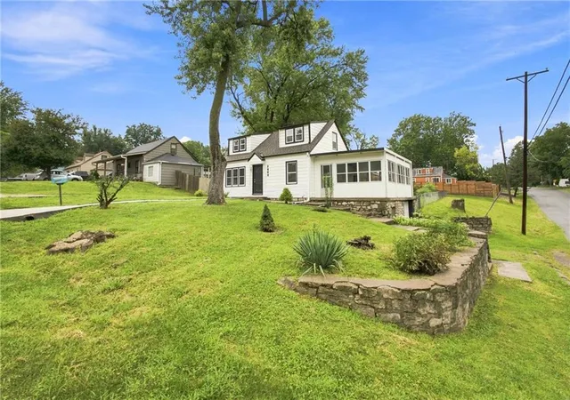 2nd image of 2800 S 8th Ter, Kansas City, KS 66103 | MLS# 2636221