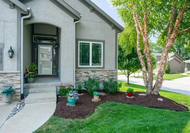 2nd image of 16320 S Heatherwood St, Olathe, KS 66062 | MLS# 2636222