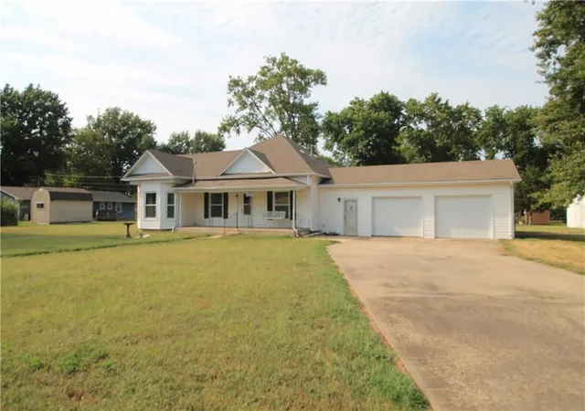 1st image of 1005 E 4th St, Altamont, KS 67330 | MLS# 2636231