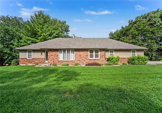 2nd image of 5408 Osage Dr, Saint Joseph, MO 64503 | MLS# 2636232