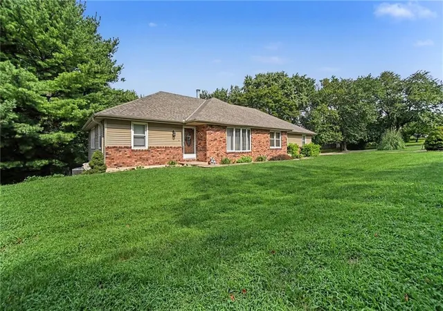 Photo 3 of Sale Pending at 5408 Osage Dr, Saint Joseph, MO 64503 | MLS# 2636232 | Listing updated on 2026-08-17