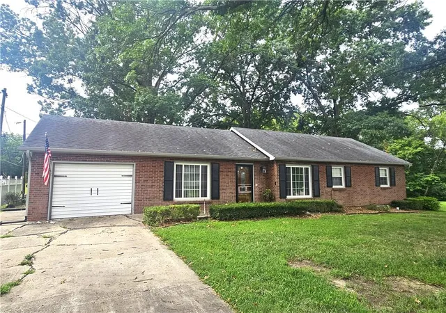 1st image of 203 Ridgeway Dr, Richmond, MO 64085 | MLS# 2636242