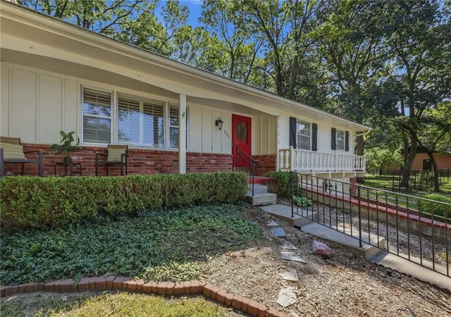 Photo 2 of Single family home for sale at 211 W 104th Terrace, Kansas City, MO 64114 | MLS# 2636245 | Listing updated on 2026-09-25