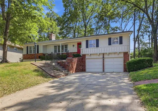 Photo 3 of Single family home for sale at 211 W 104th Terrace, Kansas City, MO 64114 | MLS# 2636245 | Listing updated on 2026-09-25