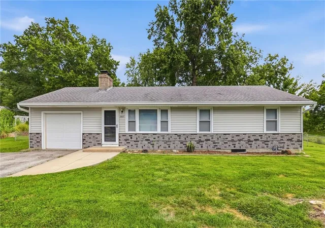 Photo 1 of Single family home for sale at 6807 N Brookside Rd, Pleasant Valley, MO 64068 | MLS# 2636260 | Listing updated on 2026-09-24