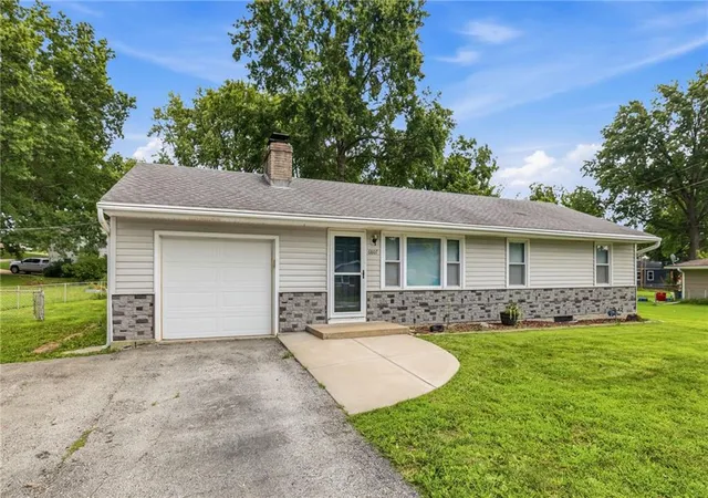 Photo 2 of Single family home for sale at 6807 N Brookside Rd, Pleasant Valley, MO 64068 | MLS# 2636260 | Listing updated on 2026-09-24