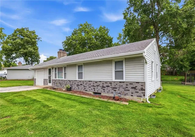 Photo 3 of Single family home for sale at 6807 N Brookside Rd, Pleasant Valley, MO 64068 | MLS# 2636260 | Listing updated on 2026-09-24