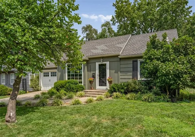 2nd image of 5337 Clark Dr, Roeland Park, KS 66205 | MLS# 2636279