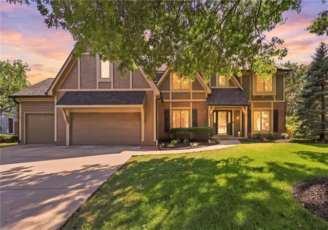 2nd image of 10427 W 126th St, Overland Park, KS 66213 | MLS# 2636291