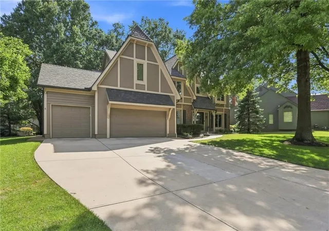 3rd image of 10427 W 126Th St, Overland Park, KS 66213 | MLS# 2636291