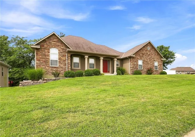 2nd image of 628 Oakmont Dr, Warrensburg, MO 64093 | MLS# 2636293