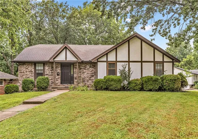 Photo 1 of Sale Pending at 3612 Ne Chapel Dr, Lees Summit, MO 64064 | MLS# 2636301 | Listing updated on 2026-08-22