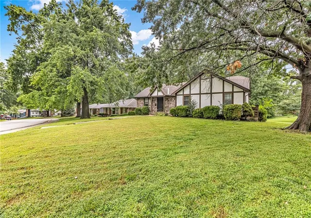 Photo 3 of Sale Pending at 3612 Ne Chapel Dr, Lees Summit, MO 64064 | MLS# 2636301 | Listing updated on 2026-08-22