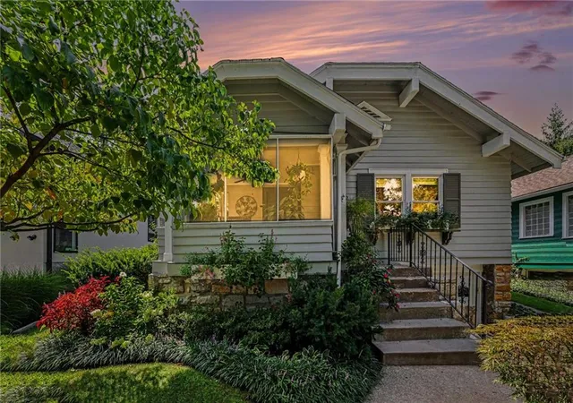 Photo 2 of Sale Pending at 4806 Westwood Rd, Kansas City, MO 64112 | MLS# 2636312 | Listing updated on 2026-09-15