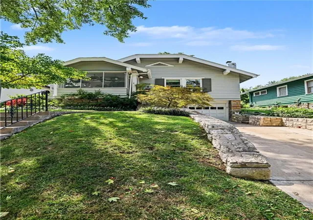 Photo 3 of Sale Pending at 4806 Westwood Rd, Kansas City, MO 64112 | MLS# 2636312 | Listing updated on 2026-09-15