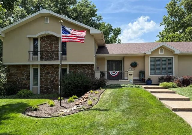 2nd image of 706 Neosho Ct, Parsons, KS 67357 | MLS# 2636321