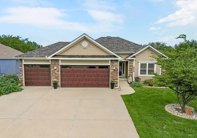 2nd image of 2004 Ne 197 Ct, Smithville, MO 64089 | MLS# 2636324