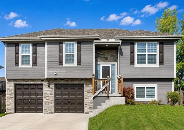 1st image of 214 Ne Greystone Wy, Grain Valley, MO 64029 | MLS# 2636331