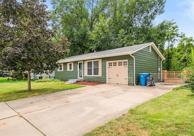 2nd image of 1002 S Main St, Liberty, MO 64068 | MLS# 2636335