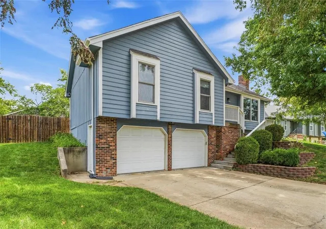 3rd image of 12825 S Arapaho Dr, Olathe, KS 66062 | MLS# 2636348