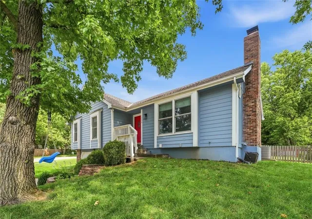 4th image of 12825 S Arapaho Dr, Olathe, KS 66062 | MLS# 2636348