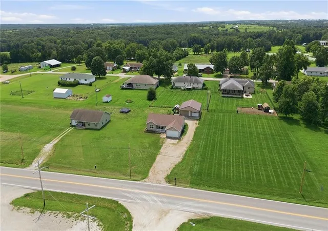 30th image of 612 E 4th St, Stover, MO 65078 | MLS# 2636355