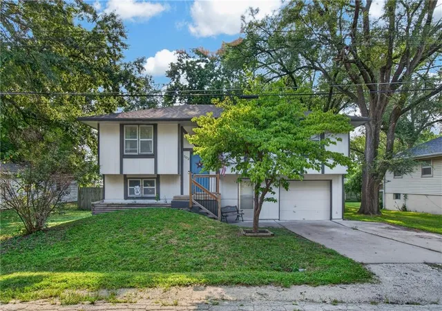 Photo 1 of Sale Pending at 302 N Clark St, Kearney, MO 64060 | MLS# 2636366 | Listing updated on 2026-08-18