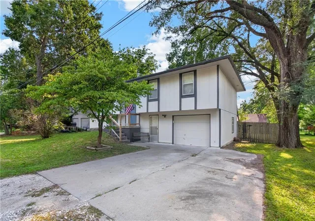 Photo 2 of Sale Pending at 302 N Clark St, Kearney, MO 64060 | MLS# 2636366 | Listing updated on 2026-08-18