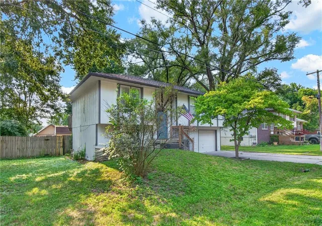 Photo 4 of Sale Pending at 302 N Clark St, Kearney, MO 64060 | MLS# 2636366 | Listing updated on 2026-08-18