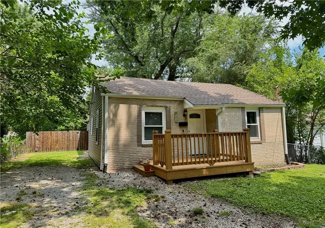 Photo 3 of Sale Pending at 106 Ne Ash St, Lees Summit, MO 64063 | MLS# 2636371 | Listing updated on 2026-09-04