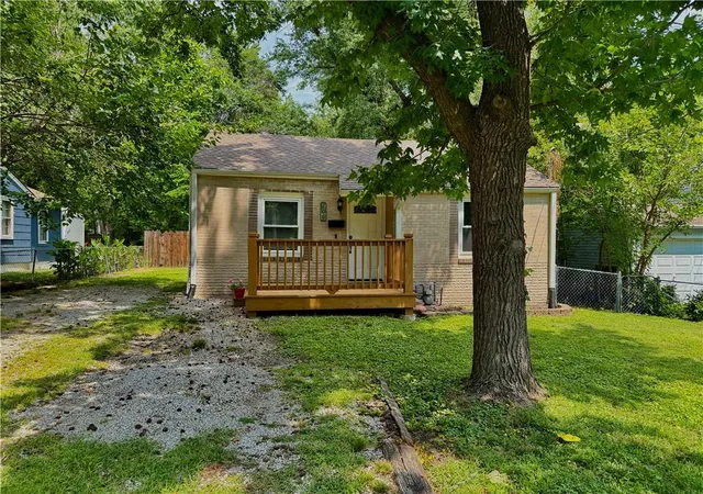 Photo 2 of Sale Pending at 106 Ne Ash St, Lees Summit, MO 64063 | MLS# 2636371 | Listing updated on 2026-09-04