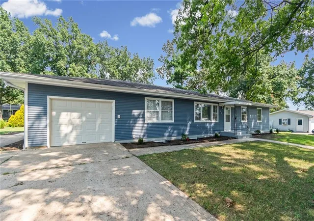 3rd image of 1308 N Cherry St, Cameron, MO 64429 | MLS# 2636372