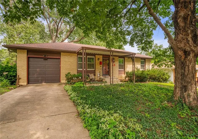 2nd image of 3701 Randall Dr, Independence, MO 64055 | MLS# 2636373
