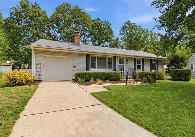 3rd image of 5515 Roeland Dr, Roeland Park, KS 66205 | MLS# 2636380