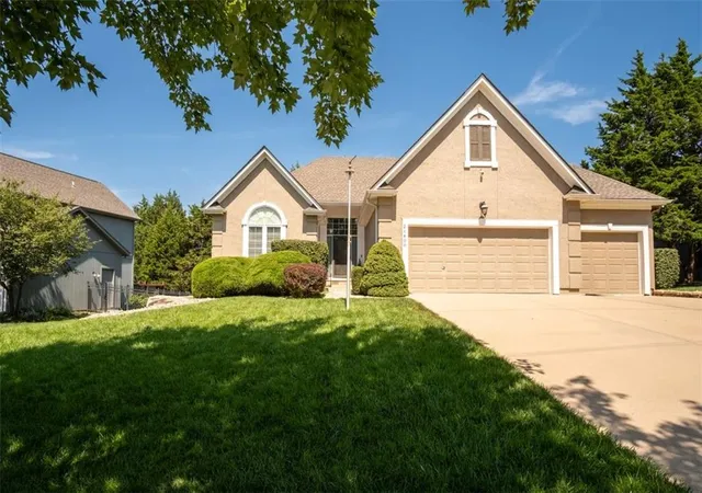 2nd image of 21400 W 98th Pl, Lenexa, KS 66220 | MLS# 2636391